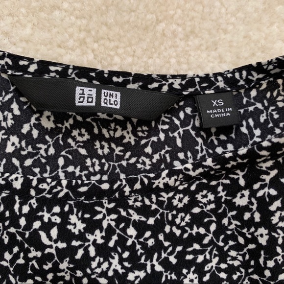 🛍 3/$30 Uniqlo Blouse with Ruched Sleeves - Picture 5 of 7